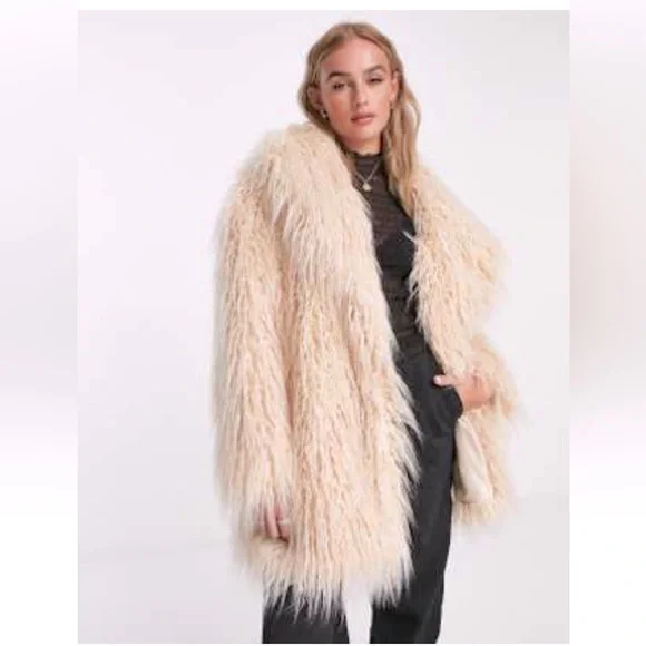 NWT-STRADIVARIUS M/L-sz FAUX FUR MONGOLIAN LAMB COAT “OVERSIZE-FIT” in CREAM - Picture 1 of 5